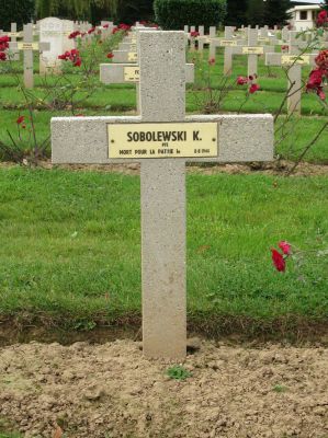 SOBOLEWSKI Karol
- 24 ans -
Né 01.01.1920 Sloboka Zaleszczyki
Décès 08.08.1944
Matricule 32134
1ère Division Blindée Polonaise
8ème Bataillon Fusiliers Tirailleurs
Tireur
Tombe 10 - Carré I - Rang A
copyright photo Piotr Packowski
copyright Frania
