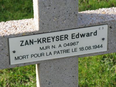 ZAN-KREYSER Edward
- 43 ans -
Né 09.04.1901 Piotrkow
Décès 18.08.1944
Matricule A 04967
1ère Division Blindée Polonaise
1er Régiment Artillerie Antichar
Major
Tombe 3 - Carré I - Rang C
copyright photo Piotr Packowski
copyright Frania
