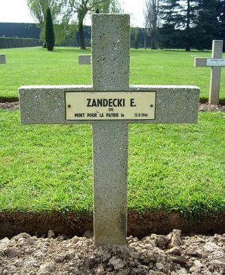 ZANDECKI Edmund
 - 25 ans -
Né 15.10.1918 Bottrop (D)
Décès 12.08.1944 Herdoneaux ?
Matricule 34065-57-1
1ère Division Blindée Polonaise
1er Régiment d’Artillerie Antichar
Caporal
Tombe 5 - Carré V - Rang D
copyright photo Piotr Packowski
copyright Frania
