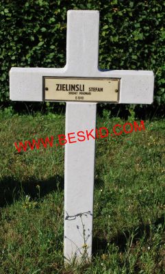 ZIELINSKI Stefan
- 28 ans - Célibataire
Né 04.08.1916 Brzezno Chelm Lubelski Lublin (PL)
Inhumation 24.06.1964 - Tombe 66
Matricule 705532
Polish Air Force - Escadron 300 - Sergent-Radio
Fils de Jan & Katarzyna 
Décédé 02.01.1945 Ville-au-Montois (54) à bord du Lancaster PB 823 avec 
Banys Jan 28 ans - Drozdowicz Romuald 33 ans - Heyne Walenty 26 ans 
Janas Brunon 29 ans - Omiotek Wiktor 24 ans - Wrus Maksymilian 36 ans
copyright Frania
[url=http://www.beskid.com/lancaster.html]Le dernier vol du PB823 [/url] 
