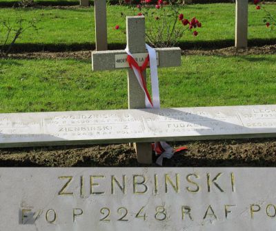 ZIEMBINSKI Zygmunt
- 33 ans -
21.3.1911 Pologne
Décès 01.07.1944 Beauvilliers (28)
Lancaster ED814 avec le code sans fil BH-N a été abattu par un chasseur de nuit pendant le bombardement d'une gare à Vierzon (03)
Matricule P 2248
1ère Division Blindée Polonaise
Royal Air Force
300ème Escadron Mazowieckie
Sous-Lieutenant
Tombe 3/5 - Rang AA - Carré II
copyright photo Piotr Packowski
copyright Frania
